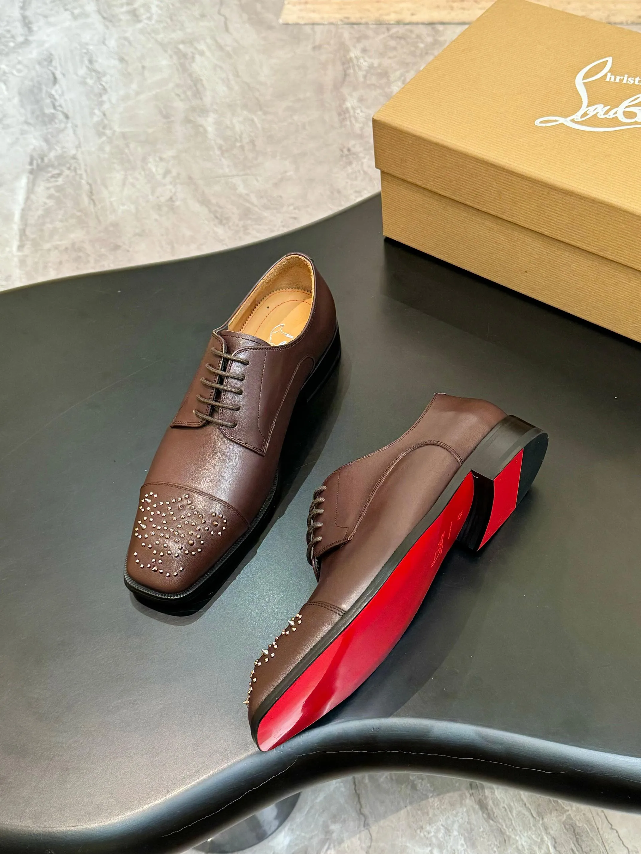 [CL red sole shoes] Top P: 1020💰 Size 39-44 (⚠️38.45.46.47 custom-made, non-returnable and non-exchangeable) 🆑High-end men's business formal leather shoes, original authentic top quality goods ••✅💯 Top original order purchasing agent! Original imported patterned cowhide ➕Imported cowhide lining ➕Cowhide feet ➕Original leather outsole~🉑️Feel free to compare the authentic ones!